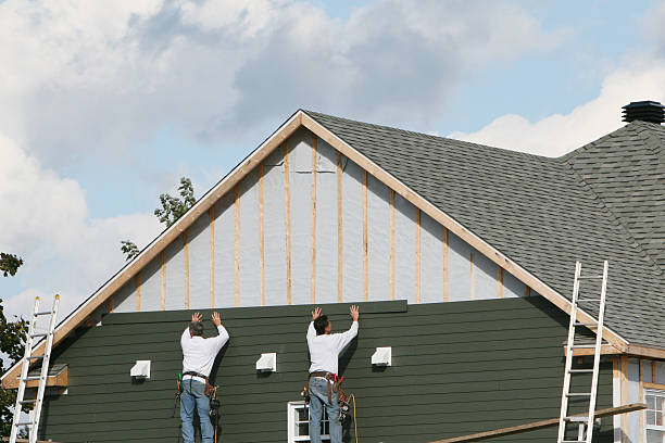 Professional Siding technician working in Farmington, IL